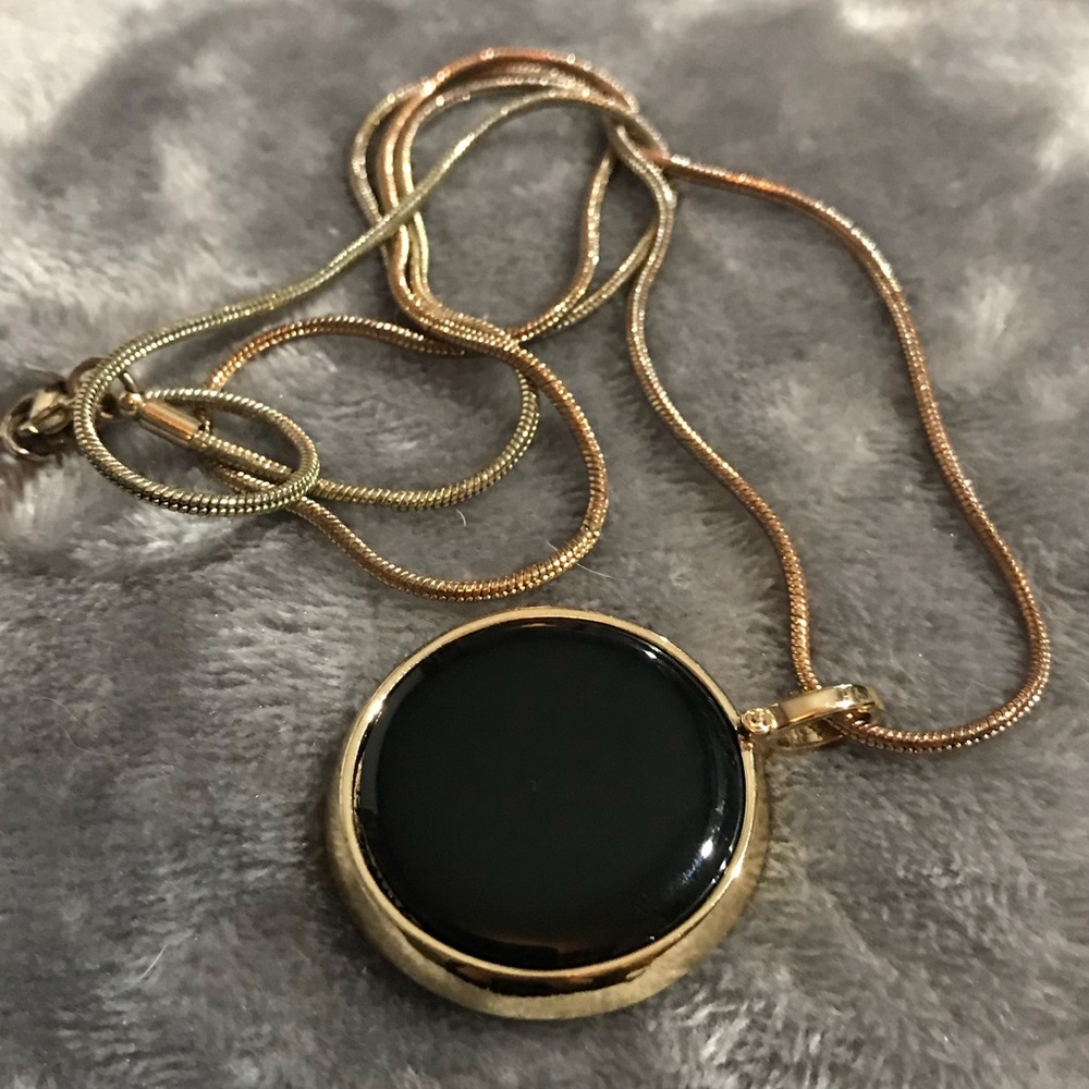 Black and gold tone pendant necklace!